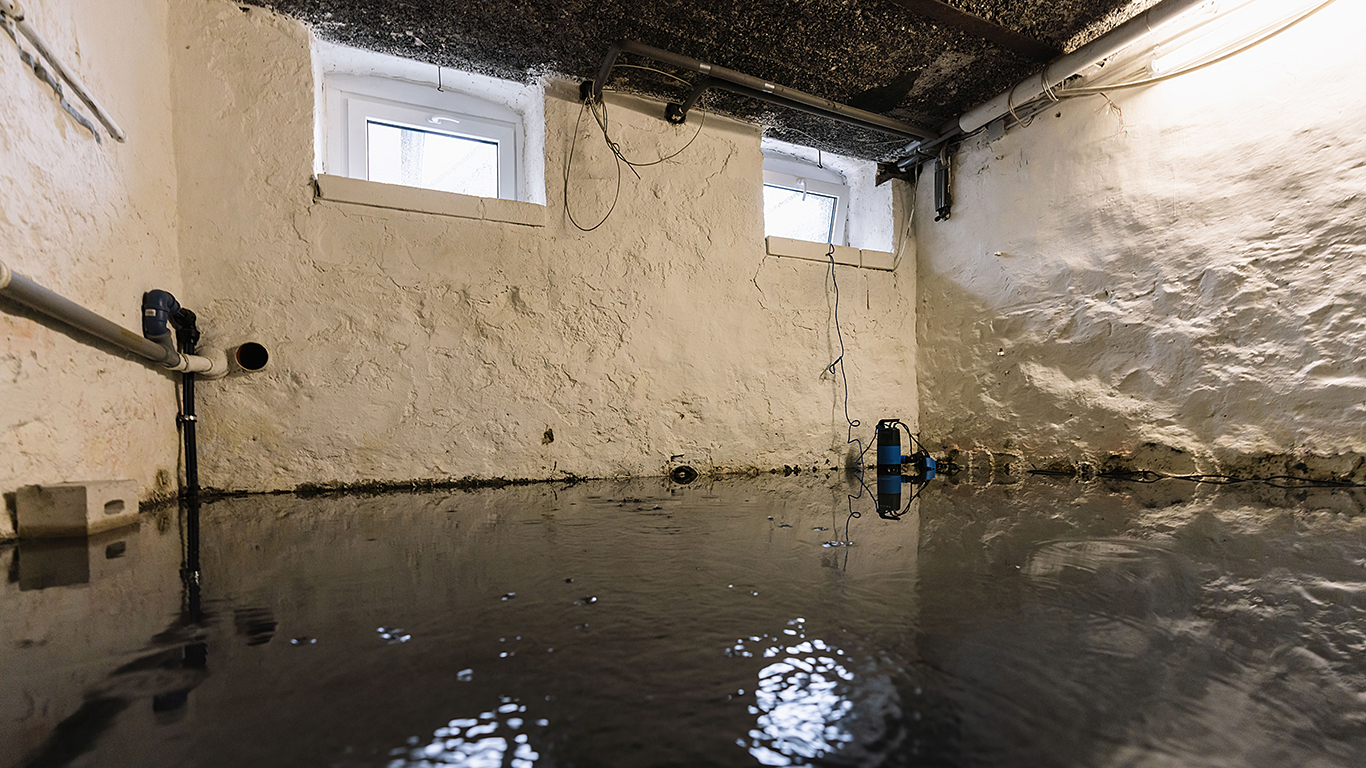 Water damage in household insurance after a pipe burst or flood basement flooding